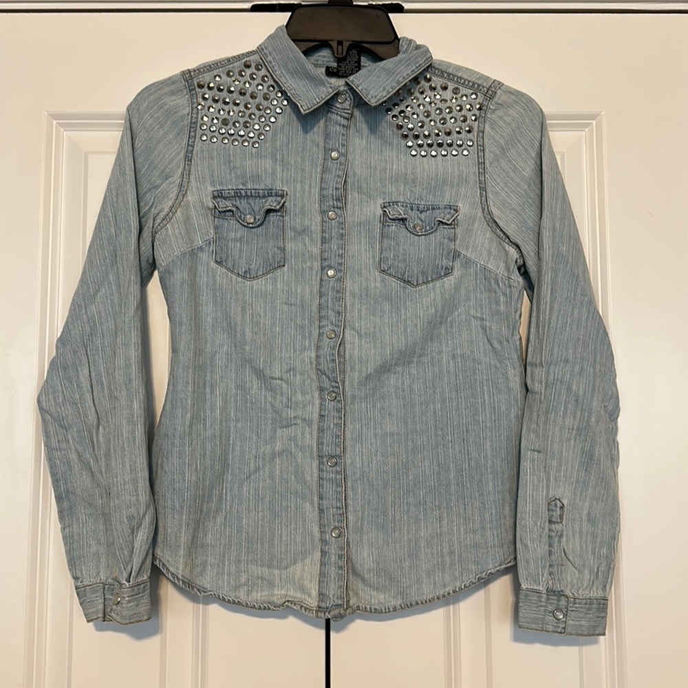 Light‎ wash button down studded jean denim shirt. Small